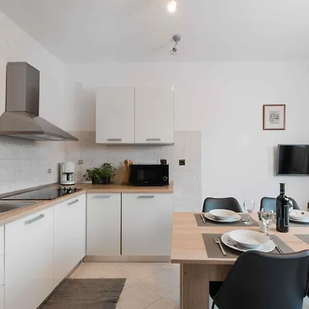 In Labin With Two-bedrooms 2 Apartamento Krapan