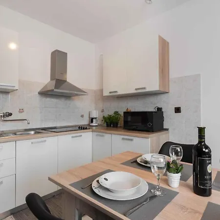 Apartamento In Labin With Two-bedrooms 2 *